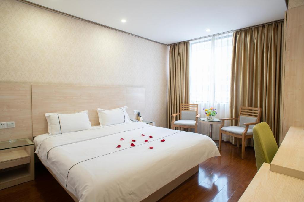 A bed or beds in a room at Guangzhou Xin Yue Xin Hotel