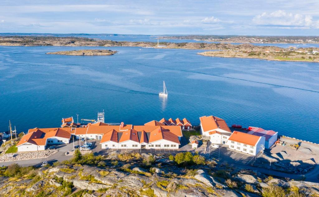 an aerial view of a house on a island in the water at ÖMC Kurshotell in Öckerö