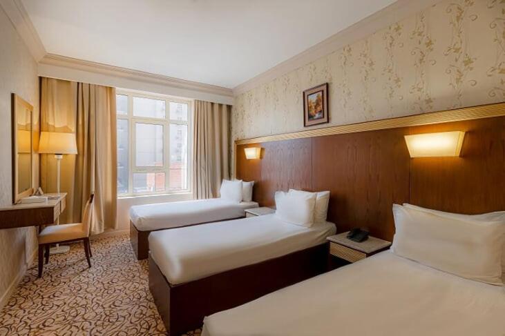 Postel nebo postele na pokoji v ubytování Dhiafat Al Raja Hotel