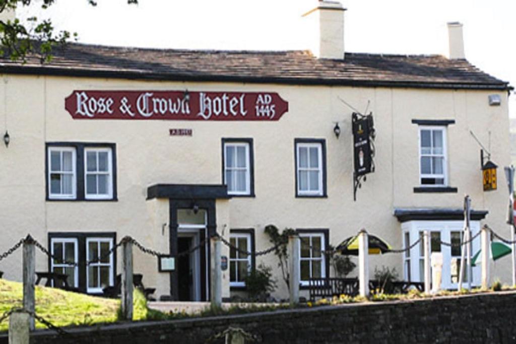 un gran edificio blanco con un cartel. en Rose & Crown Hotel, en Bainbridge