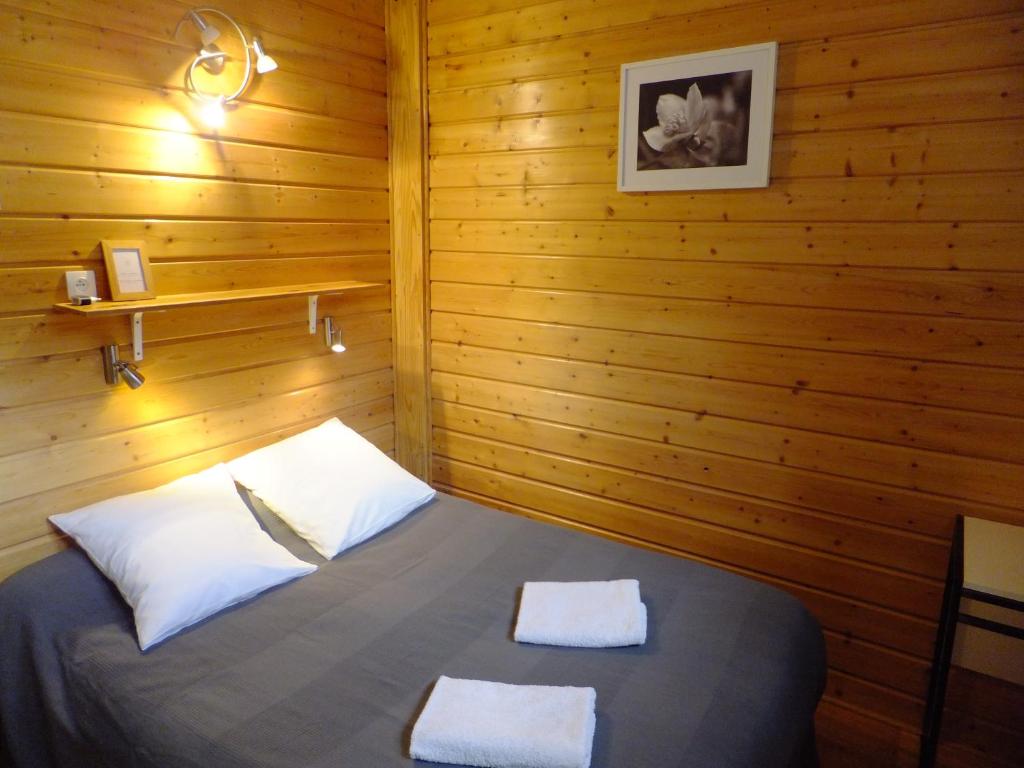 Un pat sau paturi într-o cameră la Hôtel des Cimes
