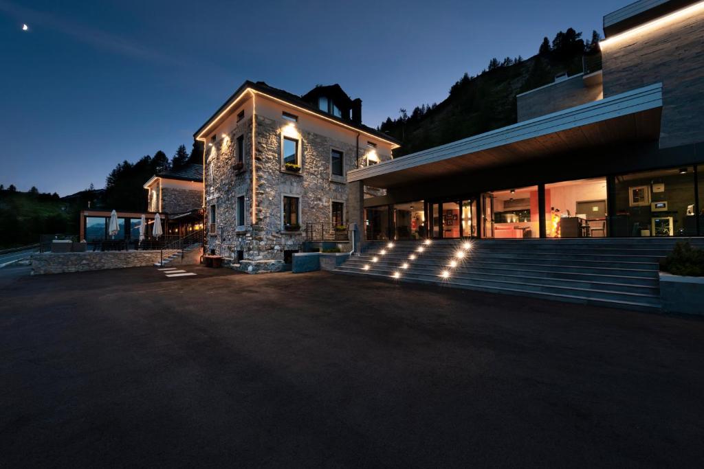 un edificio con escaleras y luces delante en Re Delle Alpi Resort & Spa, 4 Stelle Superior, en La Thuile