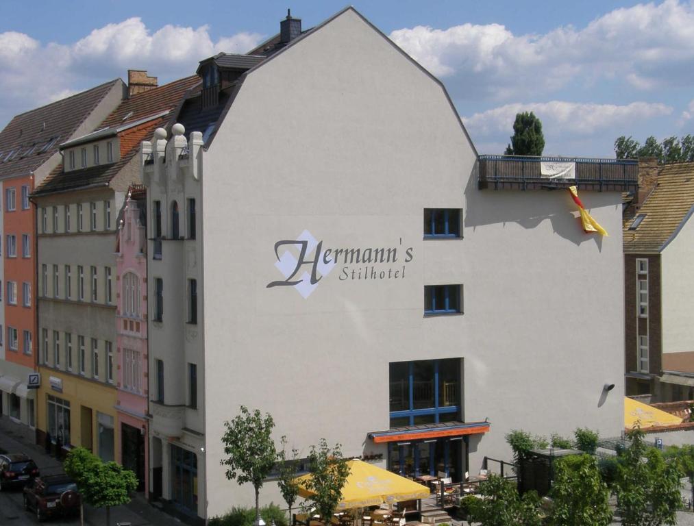 um edifício com um sinal na lateral em HERMANN Hotel Bar em Guben