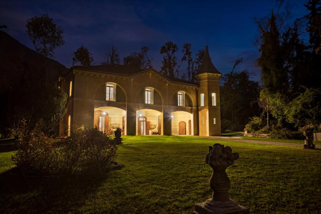 een groot huis met lichten aan in een tuin 's nachts bij Casa Guarnieri in Feltre