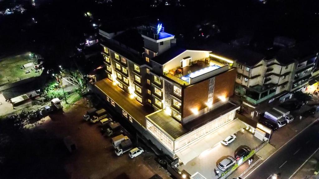 une vue de tête sur un bâtiment la nuit dans l'établissement Cosmique Clarks Inn Suites Goa, à Madgaon