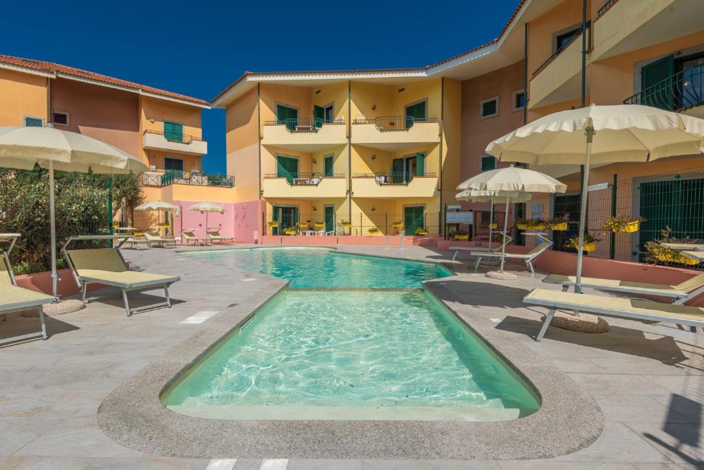 una piscina frente a un hotel en Residence I Mirti Bianchi, en Santa Teresa Gallura