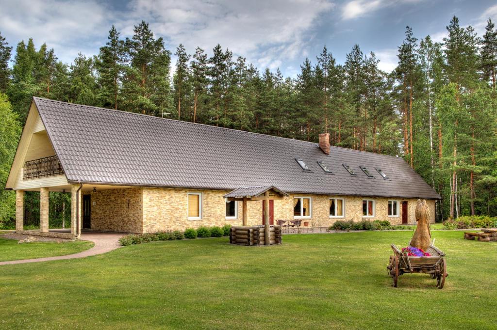 una casa de piedra con techo de gambrel en Seedri Guesthouse, en Võru