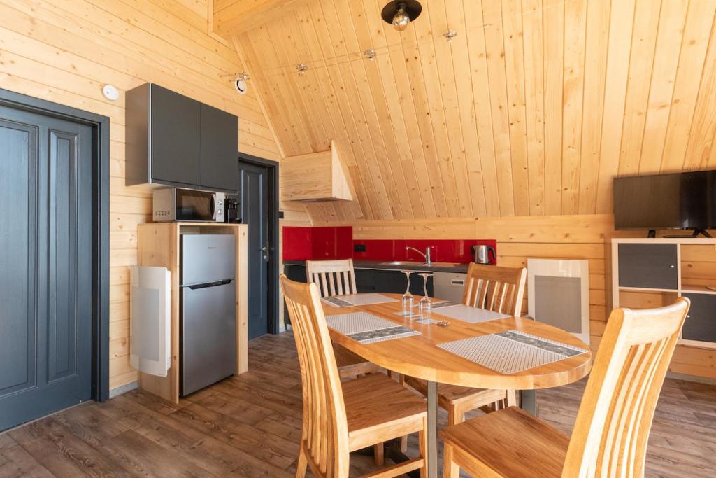 Kuchyň nebo kuchyňský kout v ubytování Chalets Na'Thur lodge