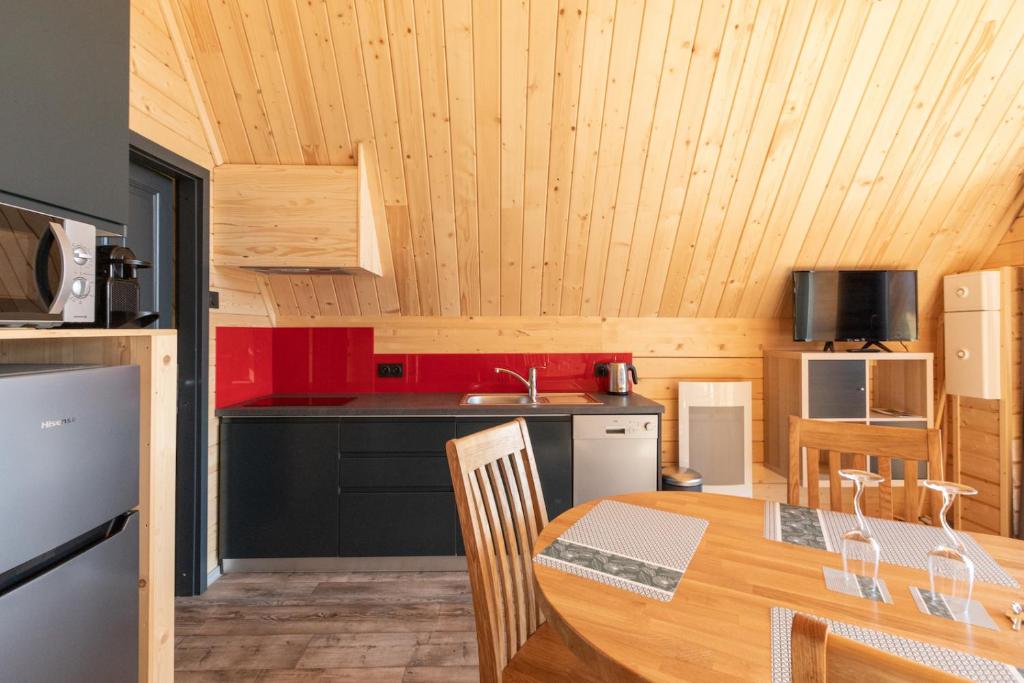 Kuchyň nebo kuchyňský kout v ubytování Chalets Na'Thur lodge