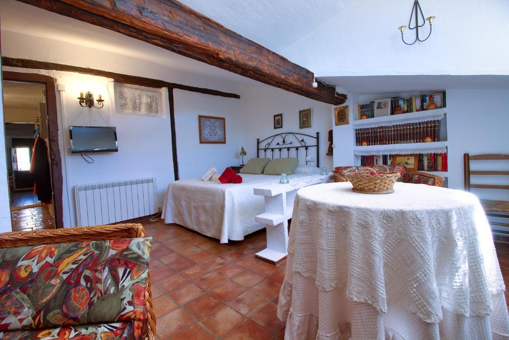 A bed or beds in a room at Cuencaloft Alfonso VIII