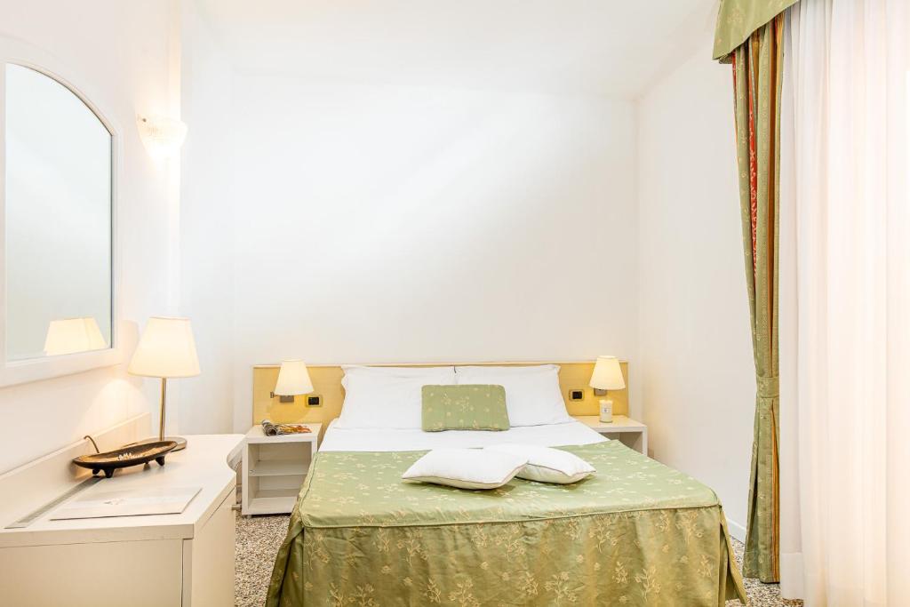 Postel nebo postele na pokoji v ubytování Hotel Karinzia