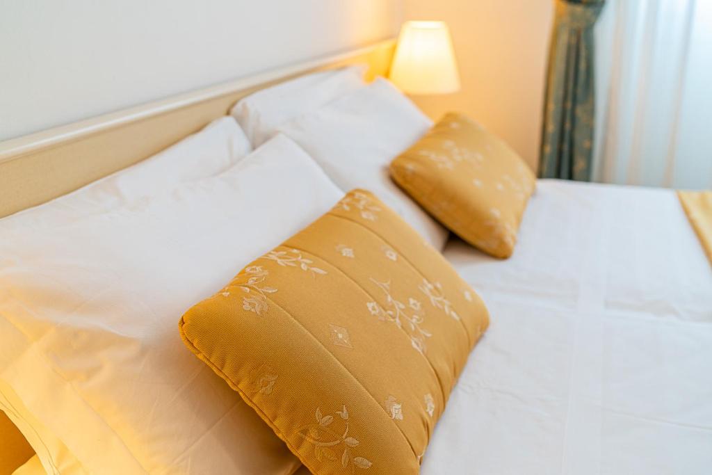 Postel nebo postele na pokoji v ubytování Hotel Karinzia