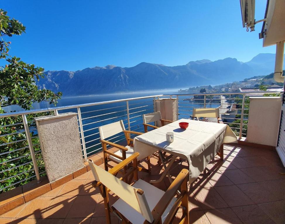 d'une table et de chaises sur un balcon avec vue sur l'eau. dans l'établissement Magnolia Adriatic, à Kotor