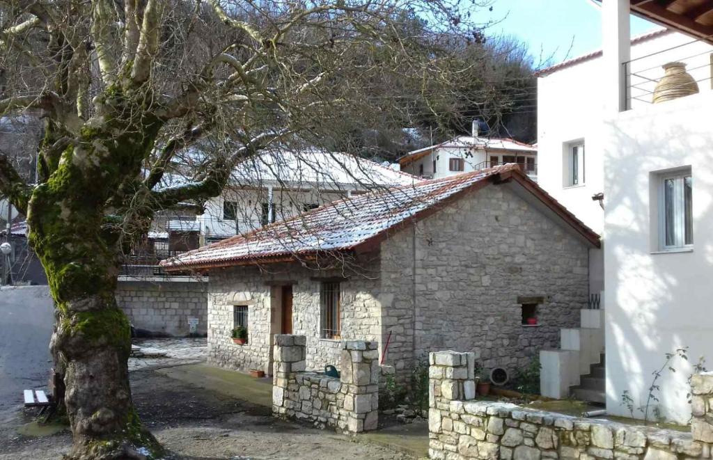 manesi stone built studio - Housity