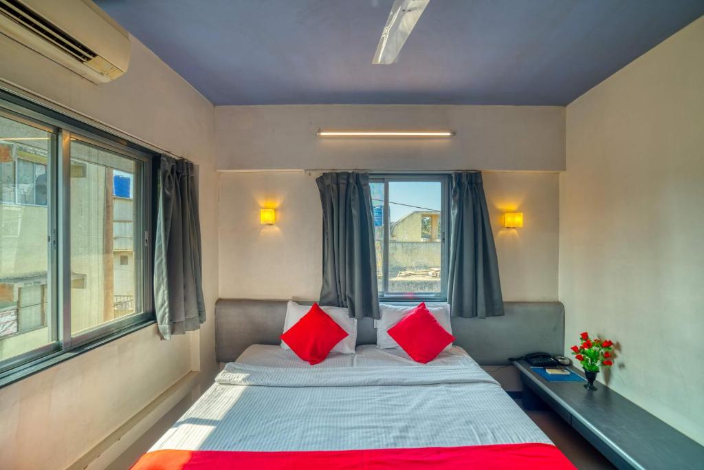 Postel nebo postele na pokoji v ubytování Hotel Grand Ashwin
