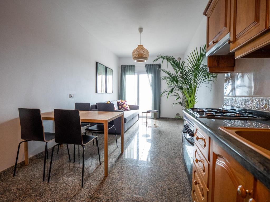 cocina y sala de estar con mesa y sofá en Av.Dacio Darias 66, 1ºA Villa de valverde., en Valverde