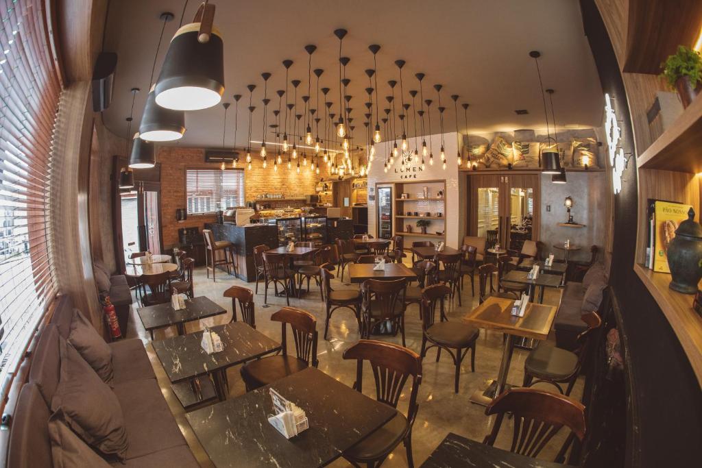 ポンタ・グロッサにあるPlanalto Select Hotel Ponta Grossaのテーブルと椅子が備わるレストランのオーバーヘッドビュー