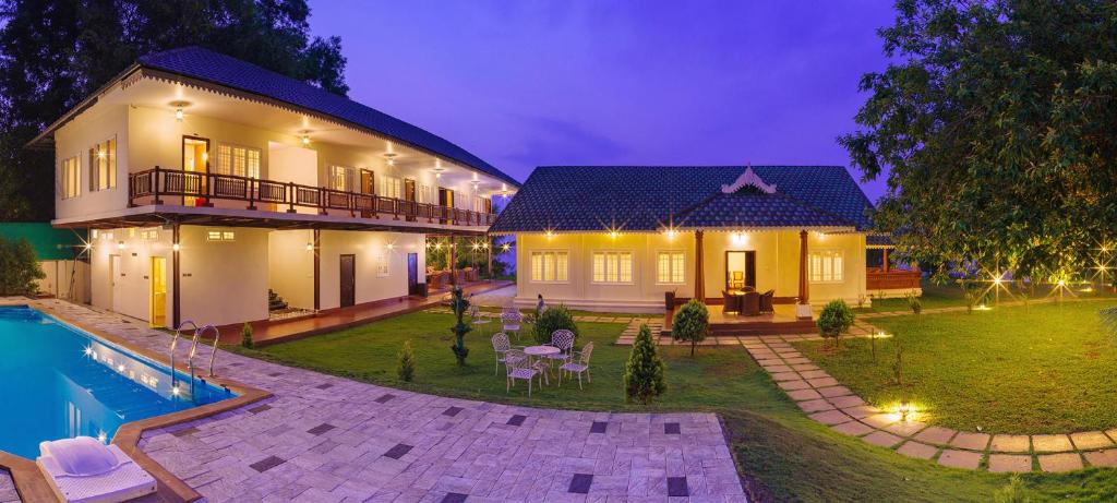 dom z basenem przed nim w obiekcie Cyrus Resort by Tolins Hotels & Resorts w mieście Alappuzha