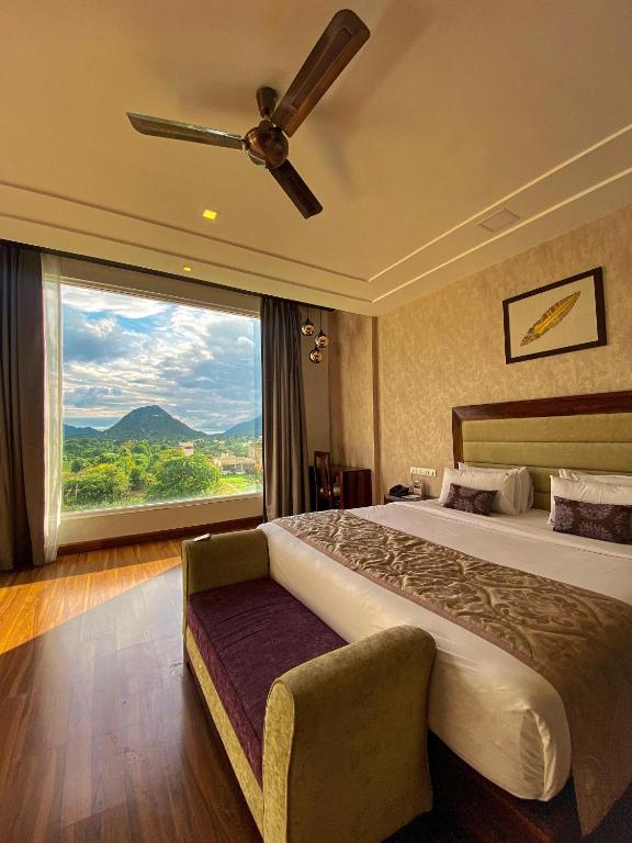 Postel nebo postele na pokoji v ubytování Brahma Horizon Hotel & Spa - Pushkar