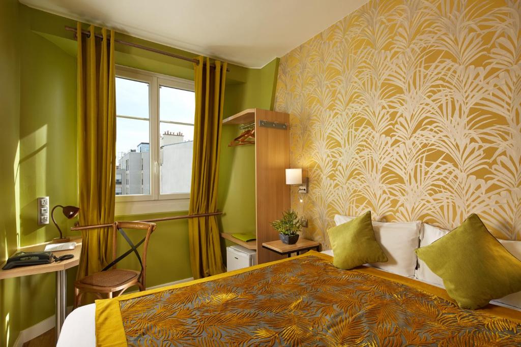 a hotel room with a bed and a window at Hôtel Villa Sorel - Paris Boulogne in Boulogne-Billancourt