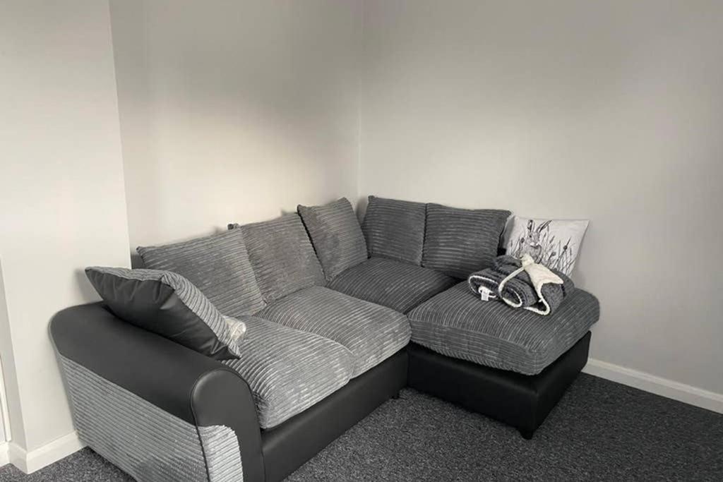 un sofá en la sala de estar con en Bank Street Apartment en Herne Bay