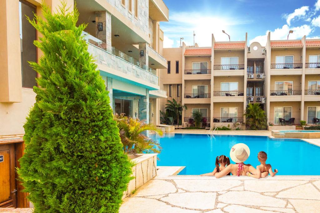 Bazén v ubytování Panacea Suites Hotel nebo v jeho okolí