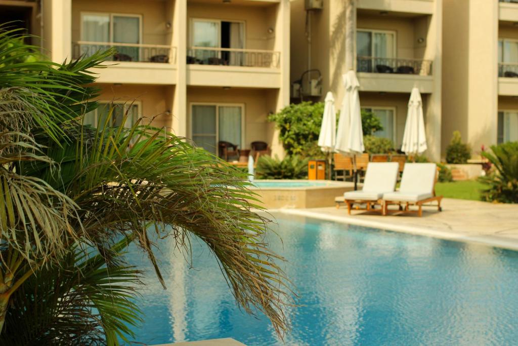 Bazén v ubytování Panacea Suites Hotel nebo v jeho okolí