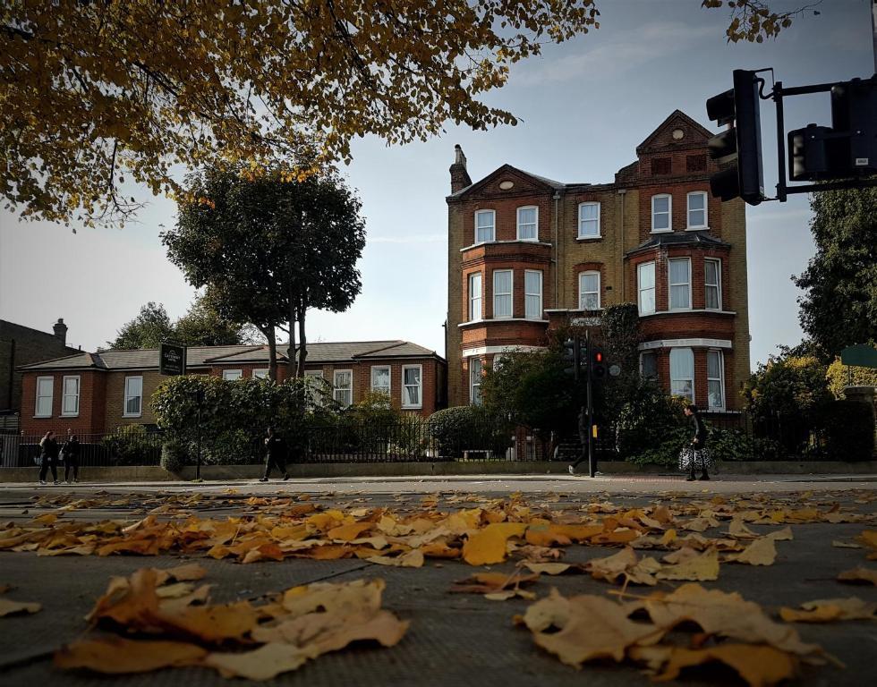 une rue avec des feuilles sur le sol devant un bâtiment dans l'établissement The Gateway Hotel, à Londres