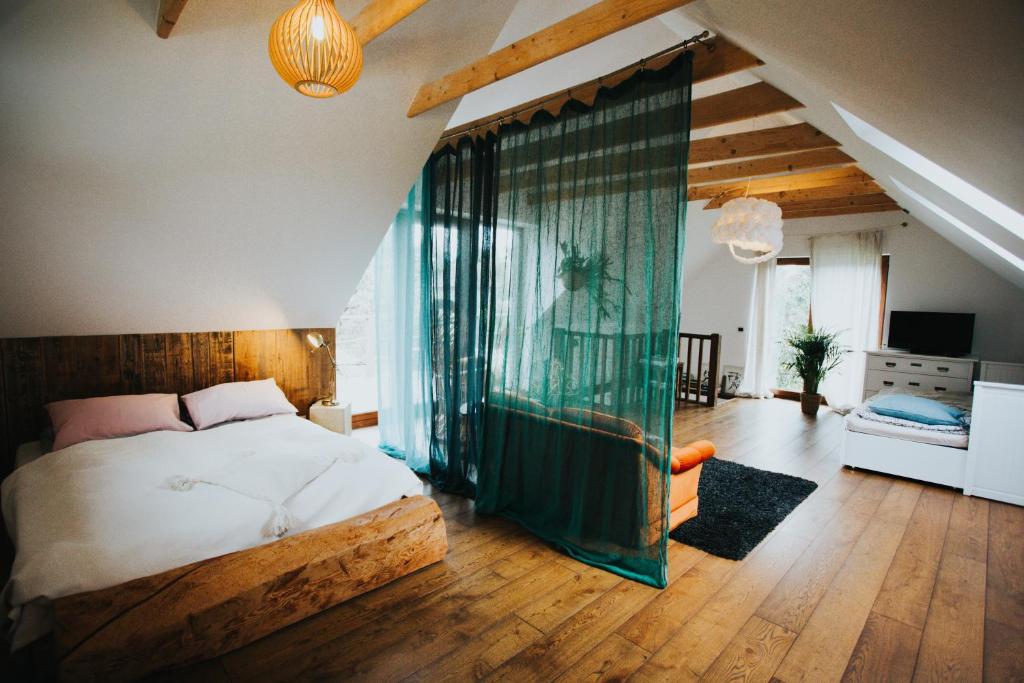 um quarto com uma cama e uma grande janela em Lilia em Engure