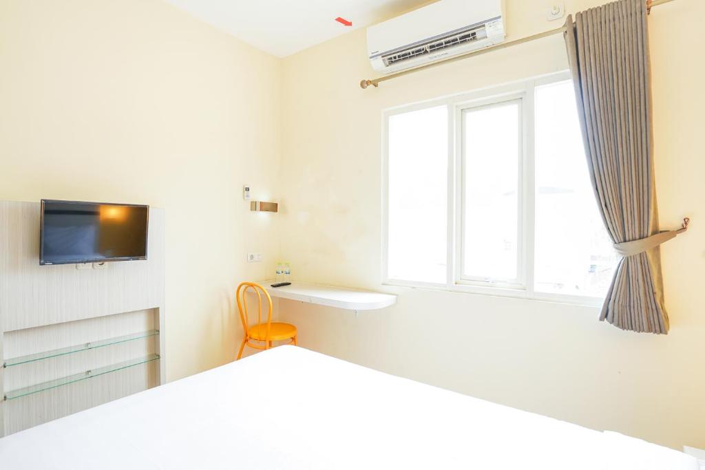 Postel nebo postele na pokoji v ubytování Pratisarawirya Guesthouse by ecommerceloka