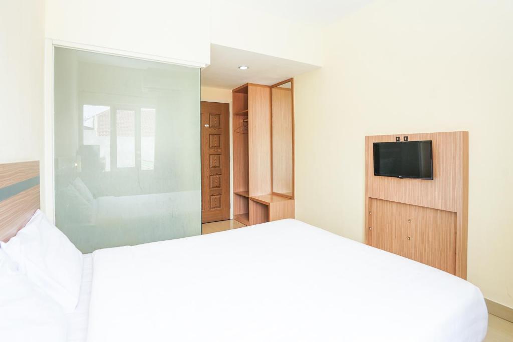 TV a/nebo společenská místnost v ubytování Pratisarawirya Guesthouse by ecommerceloka