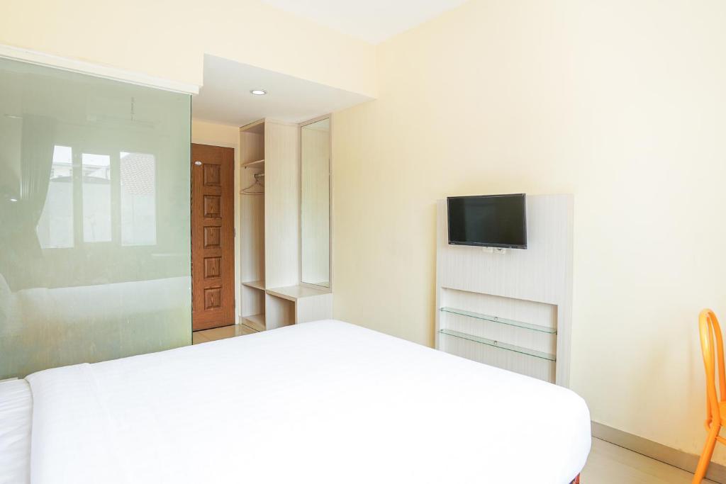 Postel nebo postele na pokoji v ubytování Pratisarawirya Guesthouse by ecommerceloka
