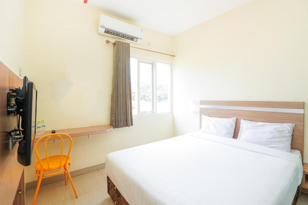 Postel nebo postele na pokoji v ubytování Pratisarawirya Guesthouse by ecommerceloka