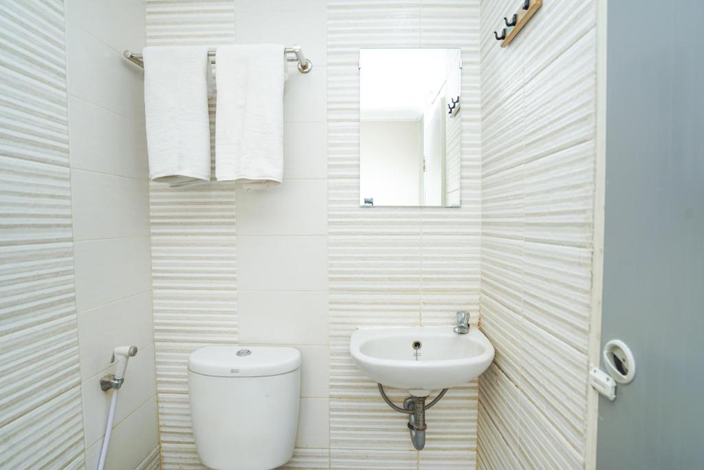 Koupelna v ubytování Pratisarawirya Guesthouse by ecommerceloka
