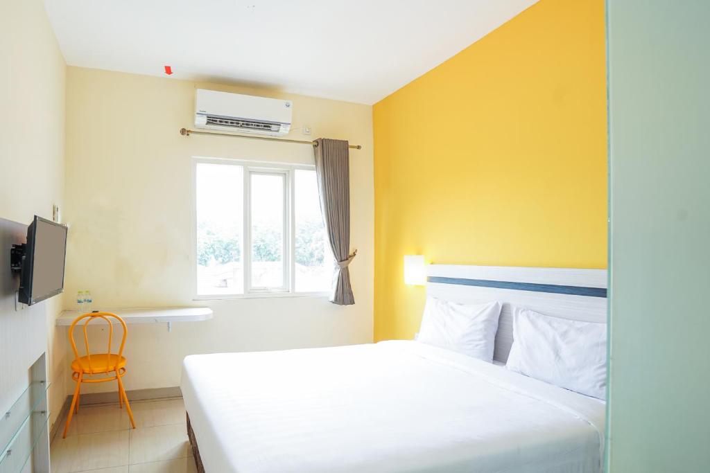 Postel nebo postele na pokoji v ubytování Pratisarawirya Guesthouse by ecommerceloka