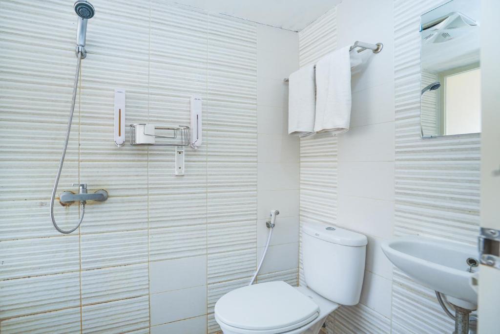 Koupelna v ubytování Pratisarawirya Guesthouse by ecommerceloka