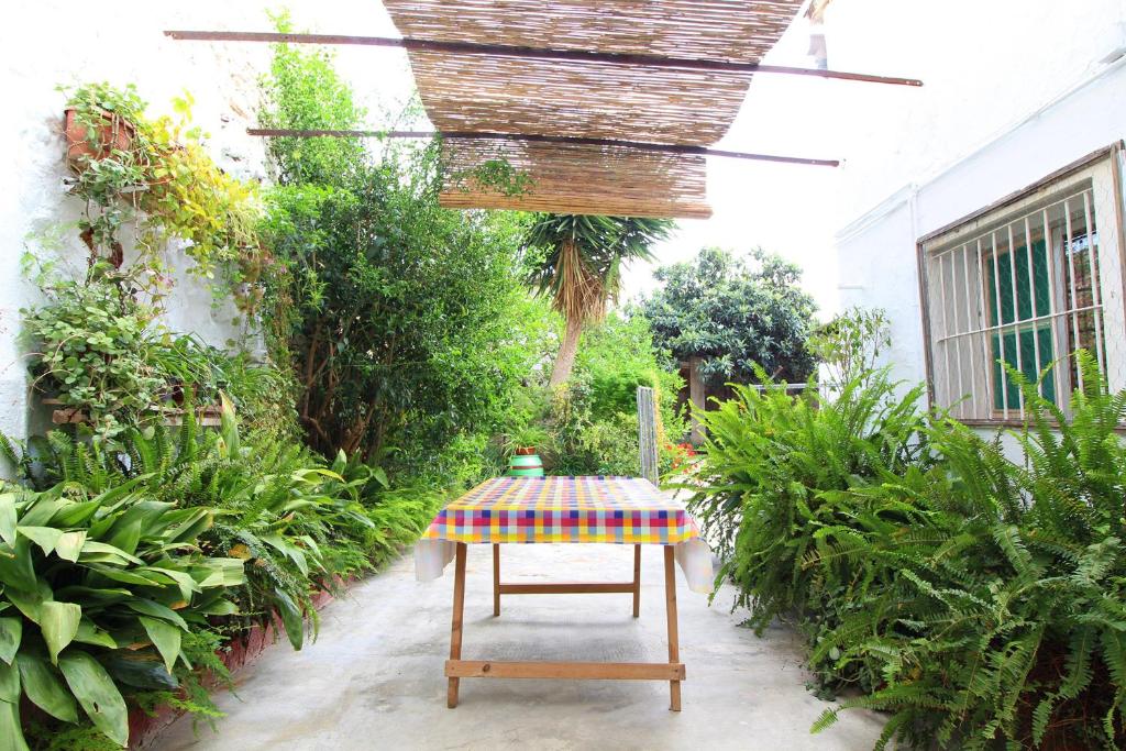 uma mesa com uma toalha de mesa num jardim em Global Properties, Casa rural en Quartell con encanto em Cuartell