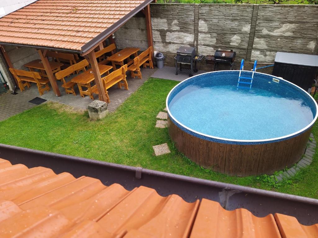 Výhled na bazén z ubytování Apartments Klentnice U Mikulova nebo okolí