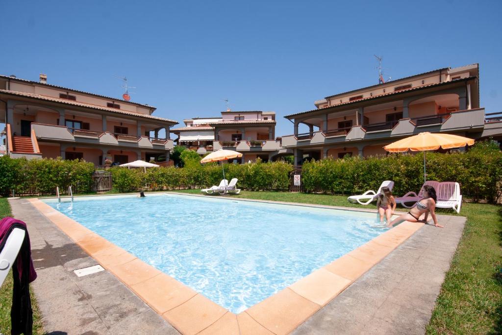 un grupo de personas en una piscina en un hotel en Follonica Apartments, en Follonica