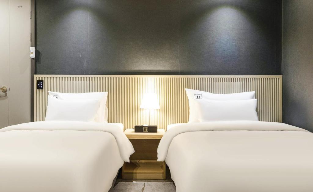 Postel nebo postele na pokoji v ubytování JJ Hotel