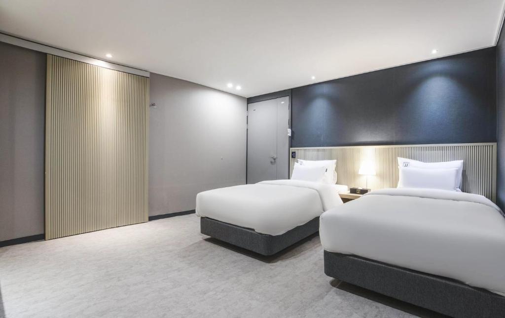 Postel nebo postele na pokoji v ubytování JJ Hotel