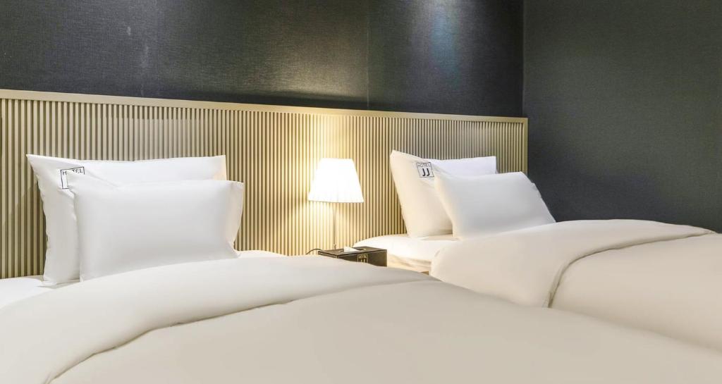 Postel nebo postele na pokoji v ubytování JJ Hotel