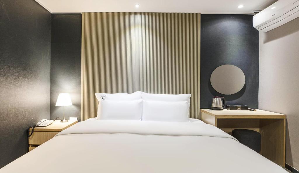 Postel nebo postele na pokoji v ubytování JJ Hotel