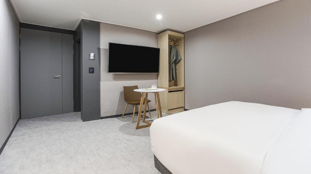 TV a/nebo společenská místnost v ubytování JJ Hotel