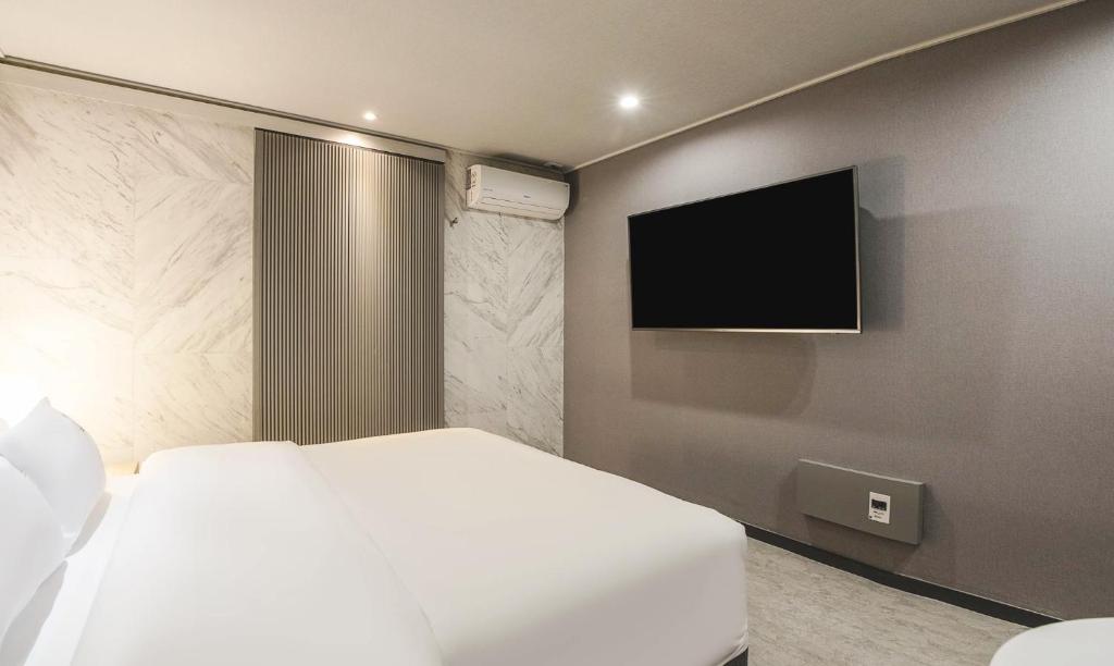 TV a/nebo společenská místnost v ubytování JJ Hotel