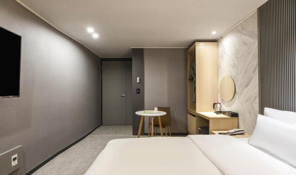 Postel nebo postele na pokoji v ubytování JJ Hotel
