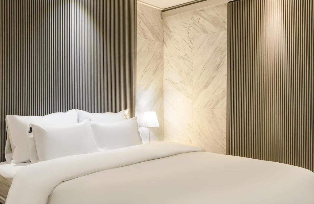 Postel nebo postele na pokoji v ubytování JJ Hotel