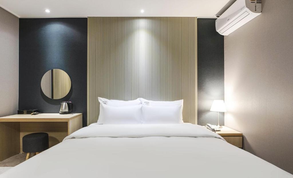 Postel nebo postele na pokoji v ubytování JJ Hotel