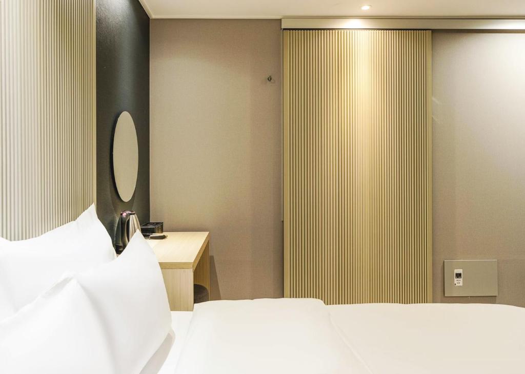 Postel nebo postele na pokoji v ubytování JJ Hotel