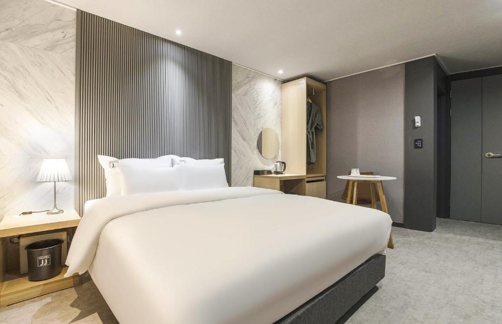 Postel nebo postele na pokoji v ubytování JJ Hotel